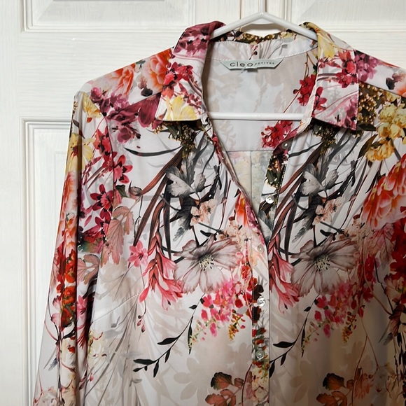 Floral blouse - Picture 2 of 5